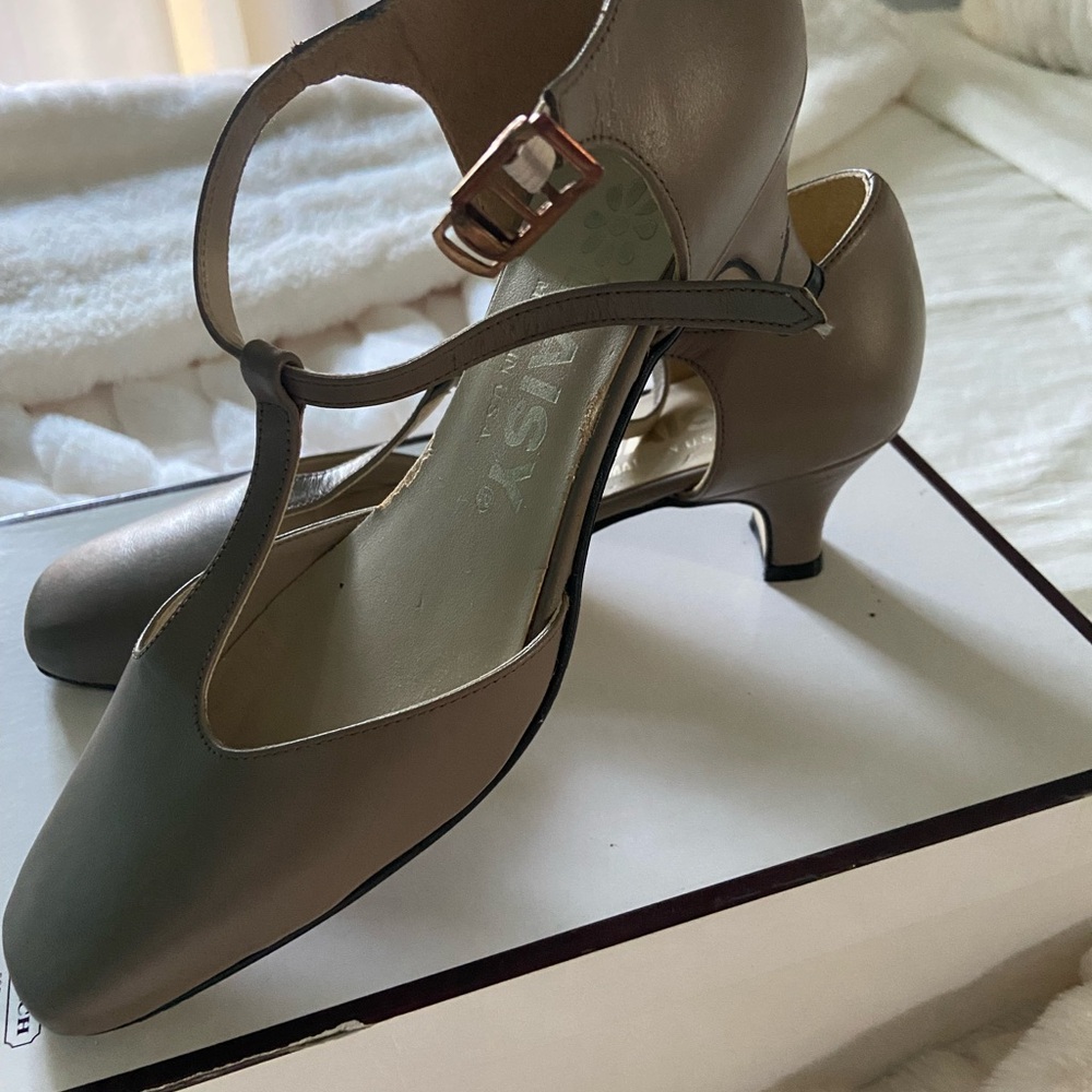 👠 Vintage-Style Mary Janes – Pre-Loved & Adorable